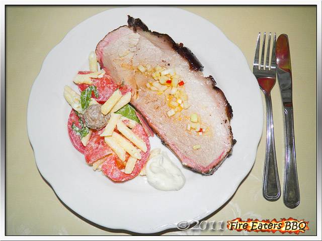 Bild - Eine Scheibe Schwartenbraten mit Makkaroni-Salat mit Ricotta-Sauce und Knoblauch-Aiolo mit Basilikum 