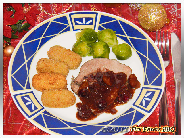 Weihnachtlicher Schweinebraten mit Maronen und Cranberries angericht mit Kroketten und Rosenkohl