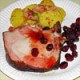 In Apfelsaft marinierter Kotelettbraten mit Cranberry-Sauce