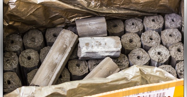 10 Kilogramm Kokosbriketts im Karton