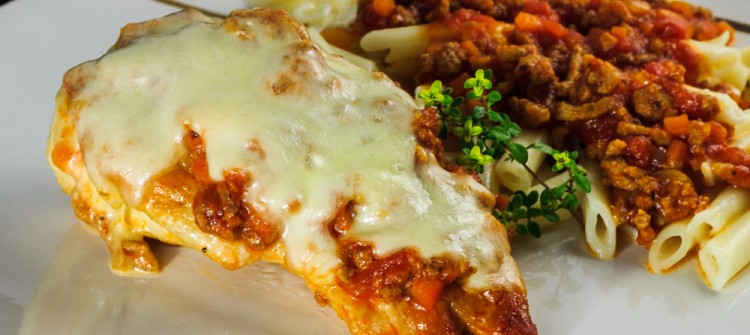 Überbackenes Bolognese-Putenschnitzel