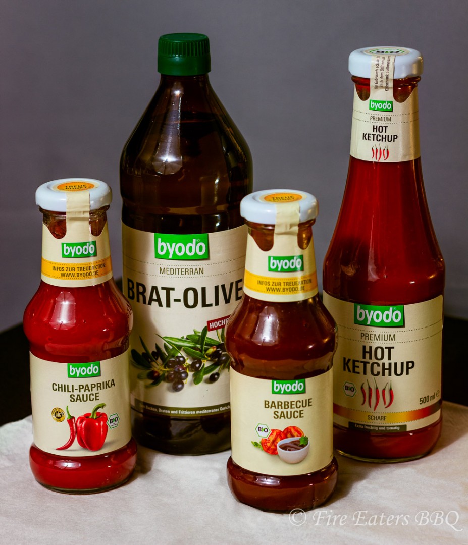 Die Testkandidaten von Byodo Naturkost - Hot Ketchup, BBQ-Sauce, Chili-Paprika Sauce und Olivenöl "Bratolive" Byodo - BBQ-Sauce, Hot Ketchup und Chili-Paprika Sauce im Test