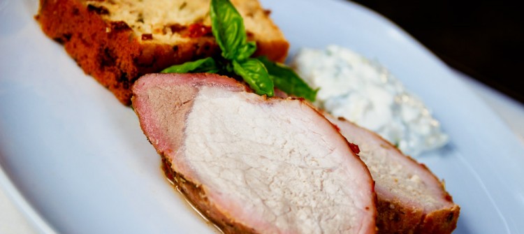 Gyros-Braten mit Tomaten-Käse Brot und Tzatziki