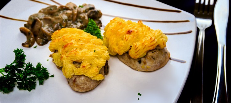Schweinefilet mit Pilz-Kartoffelhaube