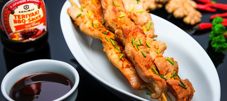 Teriyaki-Spieße mit Kikkoman Teriyaki BBQ Sauce