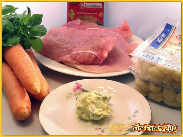 Putenröllchen mit Basilikum-Möhren und Gnocchi