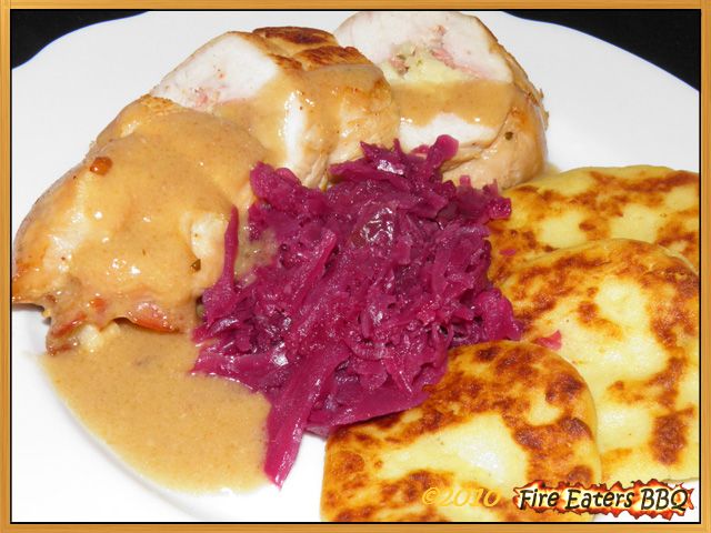 Putenrollbraten mit Apfelsauce und Kartoffeltalern