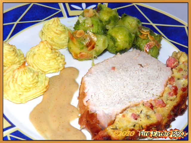 Schweinebraten mit Semmel-Speckkruste und Mandel-Rosenkohl